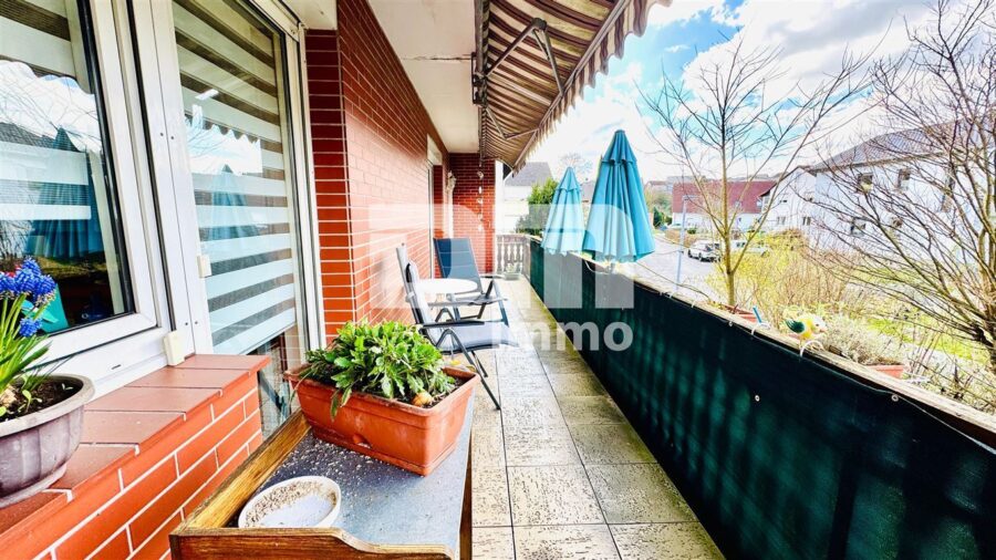 Umfangreich saniertes Zwei- bis Dreifamilienhaus mit Doppelgarage + Carport in idyllischer Lage - OG Balkon WE2